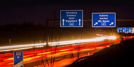 Autobahn bei Nacht
