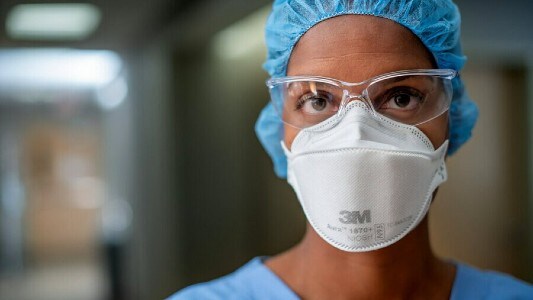 Chirurg, der persönliche Schutzausrüstung trägt
