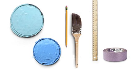 Bild, das Farbdeckel, Lineal, Stift, Pinsel und 3M-Abdeckband zeigt
