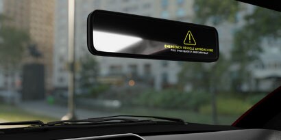 Autorückspiegel mit elektronischer Anzeige.
