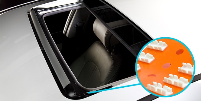 Anbringung einer Klammer für Dachschienen an einem Schiebedach