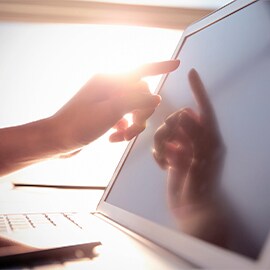 Laptop mit Touchscreen im Einsatz