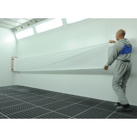 Mann bringt 3M Dirt Trap an die Wand einer Lackierkabine an 