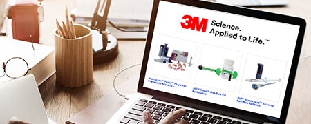 Computerbildschirm mit Anzeige von Dentalprodukten in einem Online-Katalog

