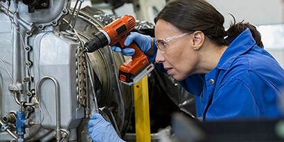 Ingenieur, der mit Metallwerkstücken arbeitet
