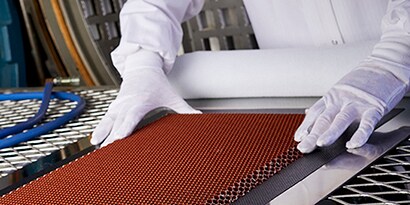 Ingenieur, der mit Verbundwerkstoffteilen arbeitet
