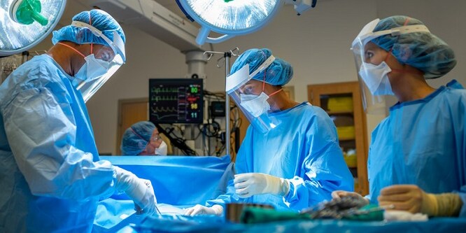 Das OP-Team bereitet sich auf den Kaiserschnitt einer Patientin vor
