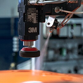 Nahaufnahme des Roboterarms des 3M™ Finesse-it™ Robotischen Lackreparatursystems