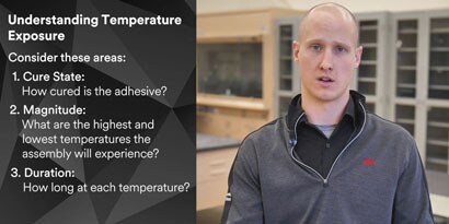 Video, in dem ein Anwendungstechniker die Temperaturbeständigkeit von Klebstoff nach dem Verkleben einer Baugruppe erläutert

