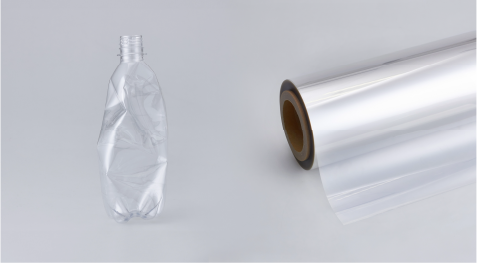 Plastikflasche neben einer Rolle DI-NOC Architekturfolie 
