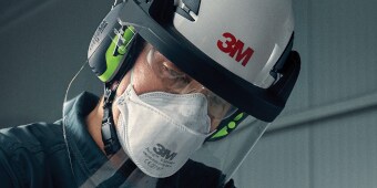 Anwender mit 3M™ Kapselgehörschützern für den Gehörschutz
