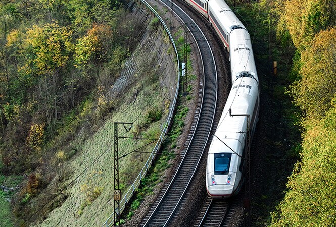 Luftaufnahme einer stark befahrenen, mehrspurigen Autobahn mit hoher Hitzebelastung, die 3M Cooling Film im Bahnbetrieb reduzieren hilft.
