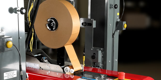 Papierverpackungsklebeband in einer automatischen Verschließmaschine
