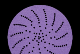 3M Xtract™ Cubitron™ II Papierscheibe 732U auf schwarzem Hintergrund
