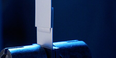 Zwei mit Klebeband befestigte Materialkarten.
