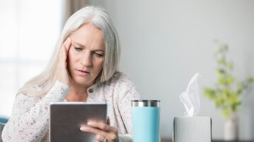 Bild eines Patienten am Computer/mit dem iPad

