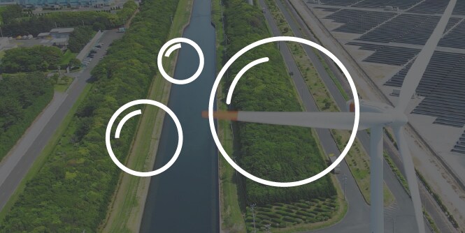 Blasen-Symbol vor farbreduzierter Autobahn neben einem Fluss und Solarmodulen.
