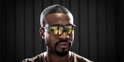 Ein Mann trägt eine 3M™ SecureFit™ Schutzbrille

