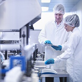 Wissenschaftler an einem Prüfgerät