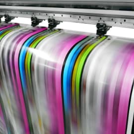 Eine Druckmaschine trägt Druckfarbe auf