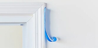 Türrahmen mit nicht richtig klebendem Abdeckband
