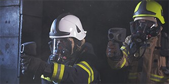 Feuerwehrmann mit Wärmebildkamera
