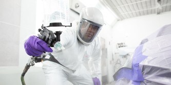 Erleben Sie die unglaublich leichte 3M™ Hochleistungslackierpistole
