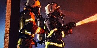 Feuerwehrbekleidung und -ausrüstung
