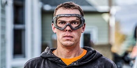 Professioneller Maler mit Augenschutz
