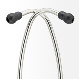 Glänzende Aluminium-Ohrbügel eines 3M Littmann Stethoskops mit schwarzen Ohroliven an den Enden, die sich symmetrisch überkreuzen.
