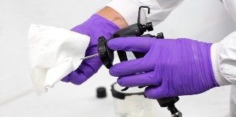 Die 3M™ Hochleistungslackierpistole ist in Windeseile gereinigt und wieder bereit.	
