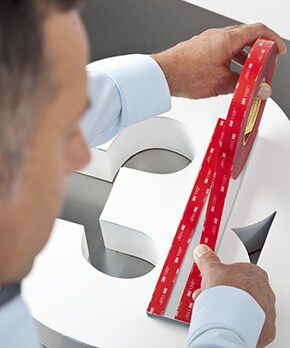 Acrylklebebänder können die größte Bandbreite an Materialien verbinden und werden in nahezu jeder Branche verwendet. 
