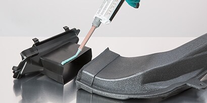 Erfahren Sie, wie Sie mit der 3M ASPEC-Methode den richtigen Klebstoff für Ihr Projekt auswählen. Bild eines Kunststoffteils, das mit Flüssigklebstoff geklebt wird
