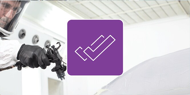 Lackierer lackiert ein Auto, mit illustrativem Symbol von Häkchen über dem Bild
