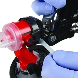 Anschluss des flexiblen Schlauchs an die Accuspray™ Lackierpistole