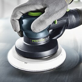 Einsatz einer Schleifmaschine beim Schleifen eines Autos in Nahaufnahme