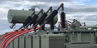 Ein Arbeiter nutzt die 3M Kaltschrumpftechnologie für Hochspannungsverbindungen und Kabelabschlüsse
